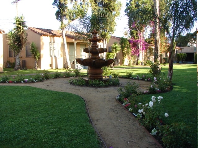 Photo - 5225-5271 De Longpre Ave