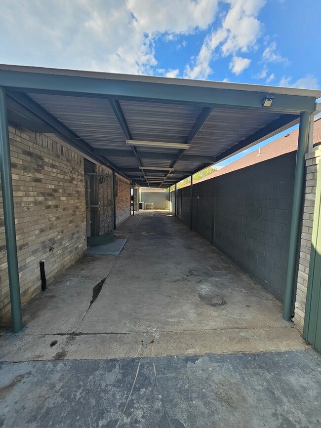 Building Photo - 1506 Drake St