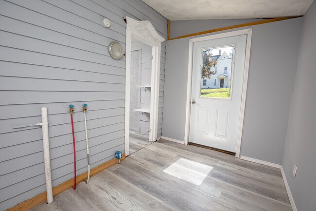 Photo - 399 S Division St