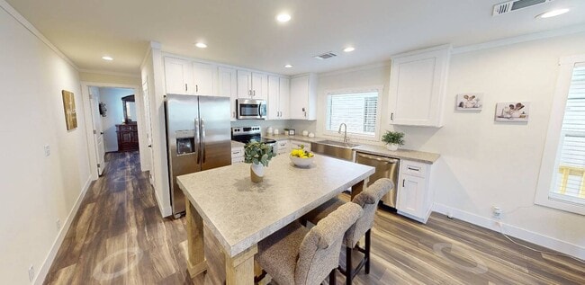 Building Photo - 1800 Oak Grove Rd E