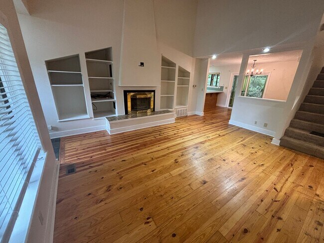 894 N Lewis Ave