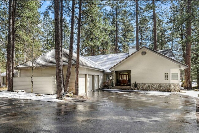 Building Photo - Gorgeous Single Level Luxury Home with 3-C...
