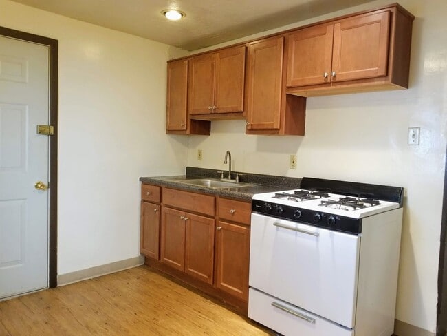 Building Photo - Cozy One Bedroom Apartment! Great Oakland ... Unit L1