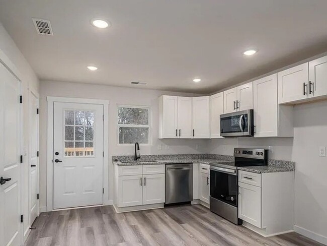 Photo - 717 7th Ave SW