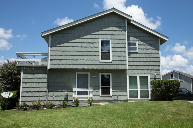 Building Photo - 135 April Point Dr N