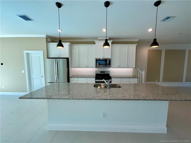 Photo - 860 SW St Creek Dr