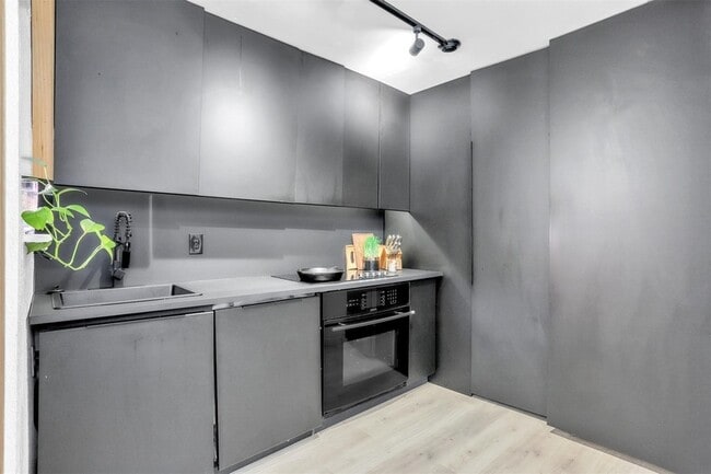 Building Photo - 9821 Walnut St Unit K203