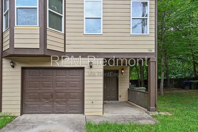 Photo - 751 Prince Pl NW