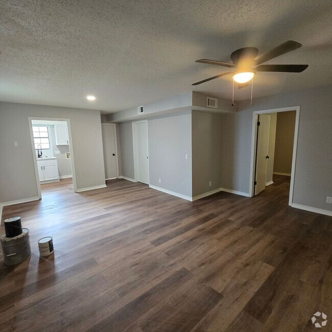 Building Photo - Completely Remodeled • 2/1 Duplex in Heber... Unit 635 N Conway Rental
