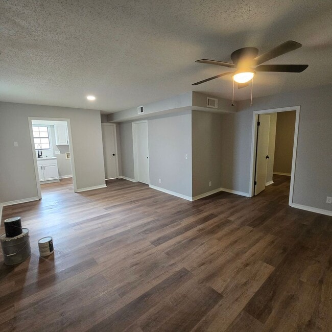 Building Photo - Completely Remodeled • 2/1 Duplex in Heber... Rental