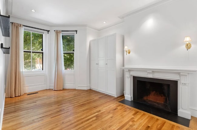 *Pictures are representative samples of the advertised unit. In some cases, the actual units you tou - 239 Beacon St Apartamentos Unidad 12D