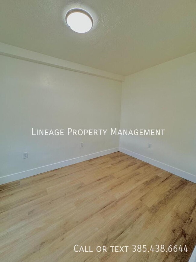Building Photo - 420 W 20th St Unit 1