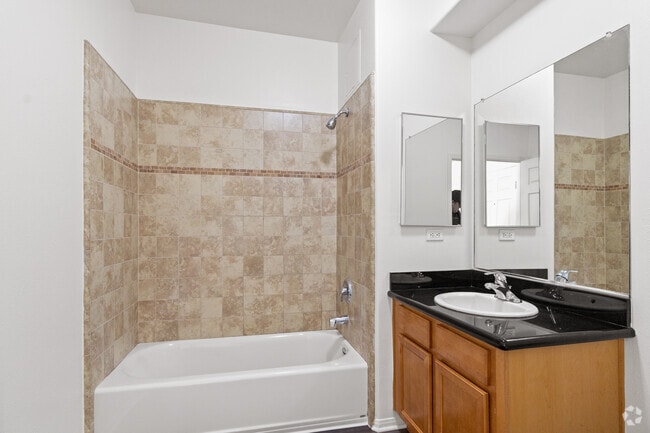 2BR, 1BA - 958SF - Plasencia - Bathroom