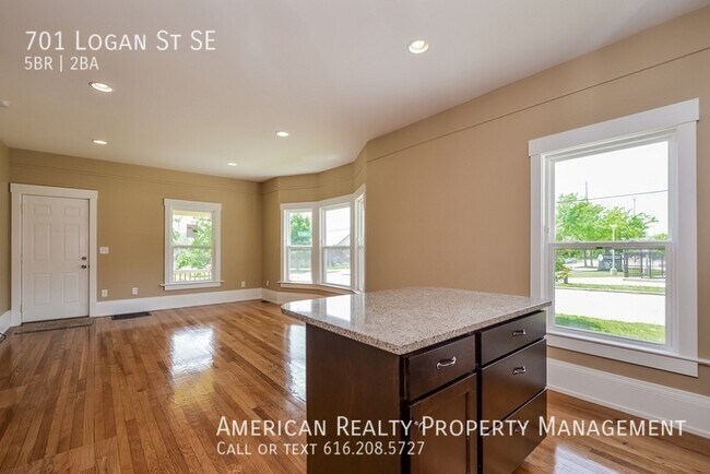 Photo - 701 Logan St SE