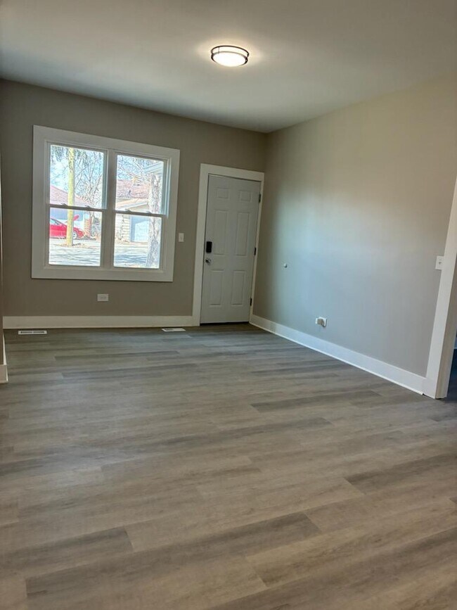 Photo - 1542 Victoria Ave