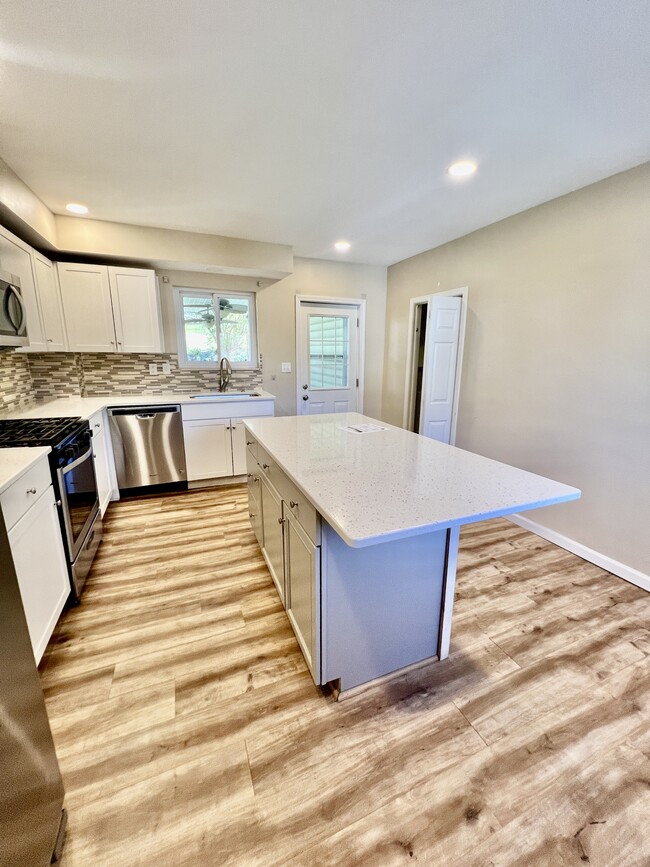 Photo - 544 Melrose St