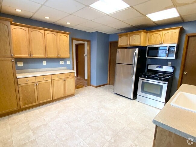 Building Photo - 40 Fredro St Rental