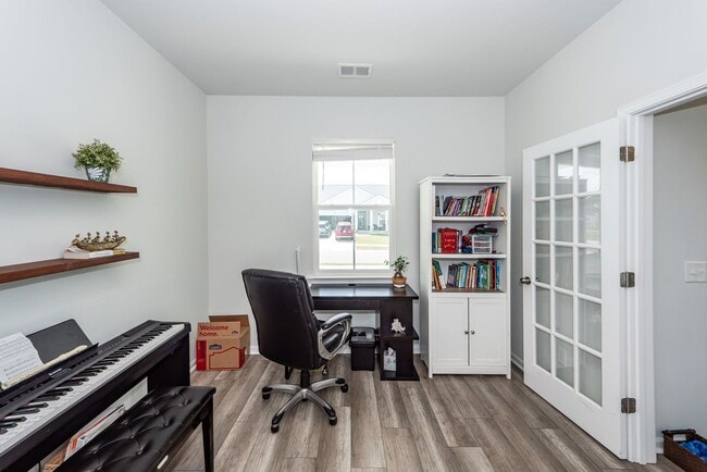 Photo - 6 Bedroom 4.5 Bath in Limehouse Village - Summerville