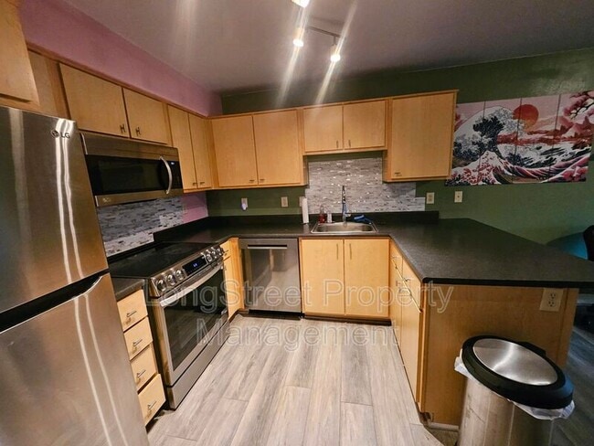 Photo - 9837 NE Irving St