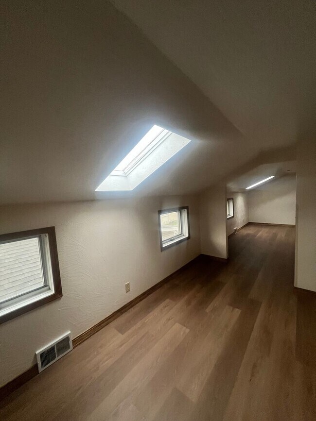 346 E 2nd St Unit 2nd Flr