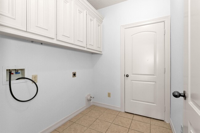 Building Photo - 111 Cove Pl