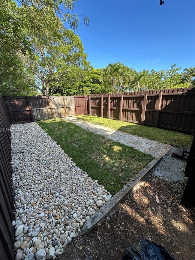 Building Photo - 141 NE 14th St Unit 1