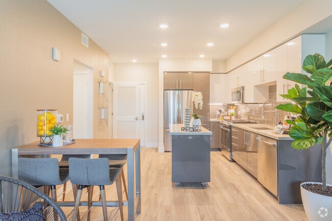 1BR, 1BA - 736 SF