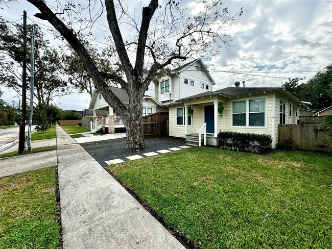 Photo - 1035 Louise St