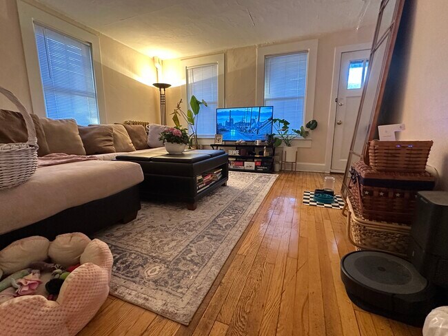Unit 1 living room - 1324 Williamson St Unidad 1
