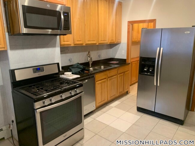 Building Photo - 882 Huntington Ave Unit 1