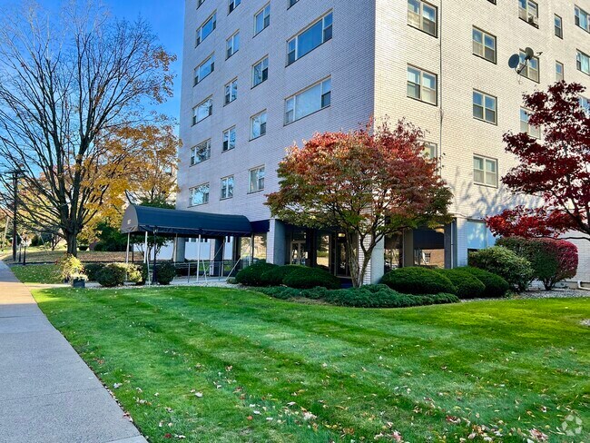 Building Photo - 887 Farmington Ave Unit APT 1A