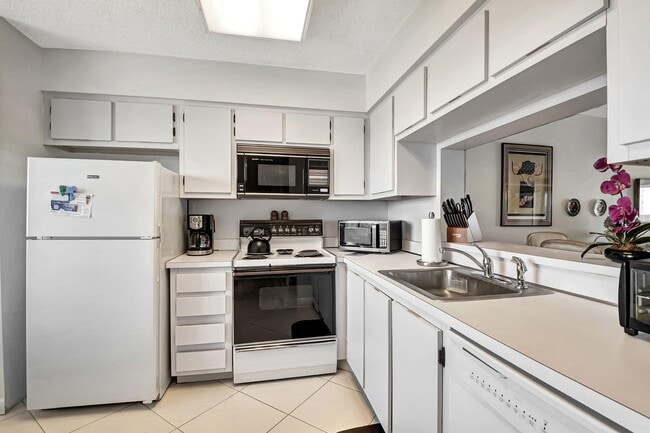 Building Photo - 6866 Huntington Ln Unit 806