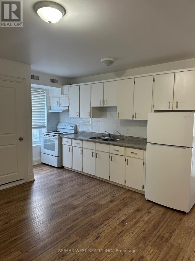 Photo - 398 College St