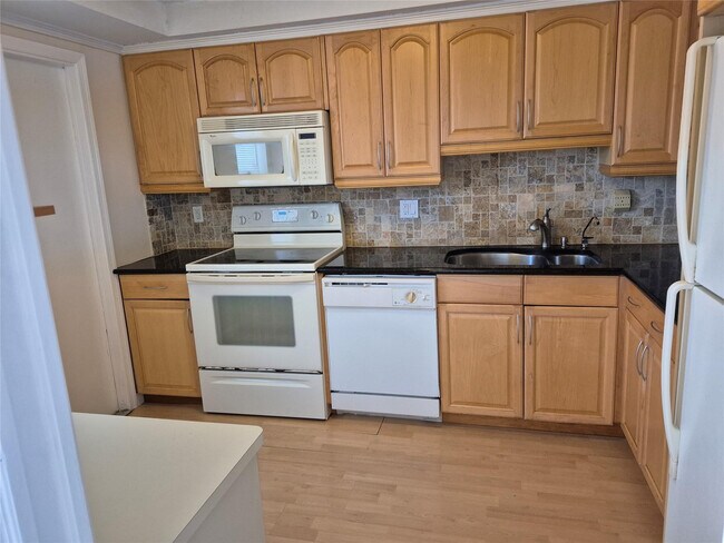 Photo - 3151 S Palm Aire Dr Unidad 405