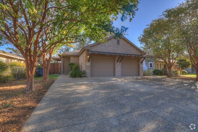 Building Photo - 388 E faust, B Rental