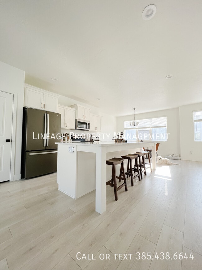 Building Photo - 956 W 350 S