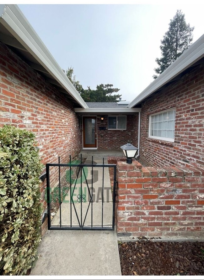 Photo - Spacious 4Bedroom 2Bath AVAILABLE NOW in Modesto!!