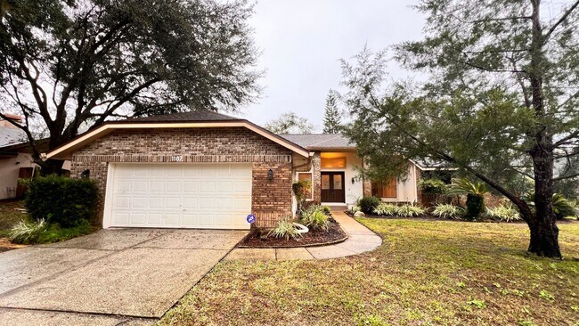 Charming 3-bedroom, 2 -bathroom pet friend... - Charming 3-bedroom, 2 -bathroom pet friend... House
