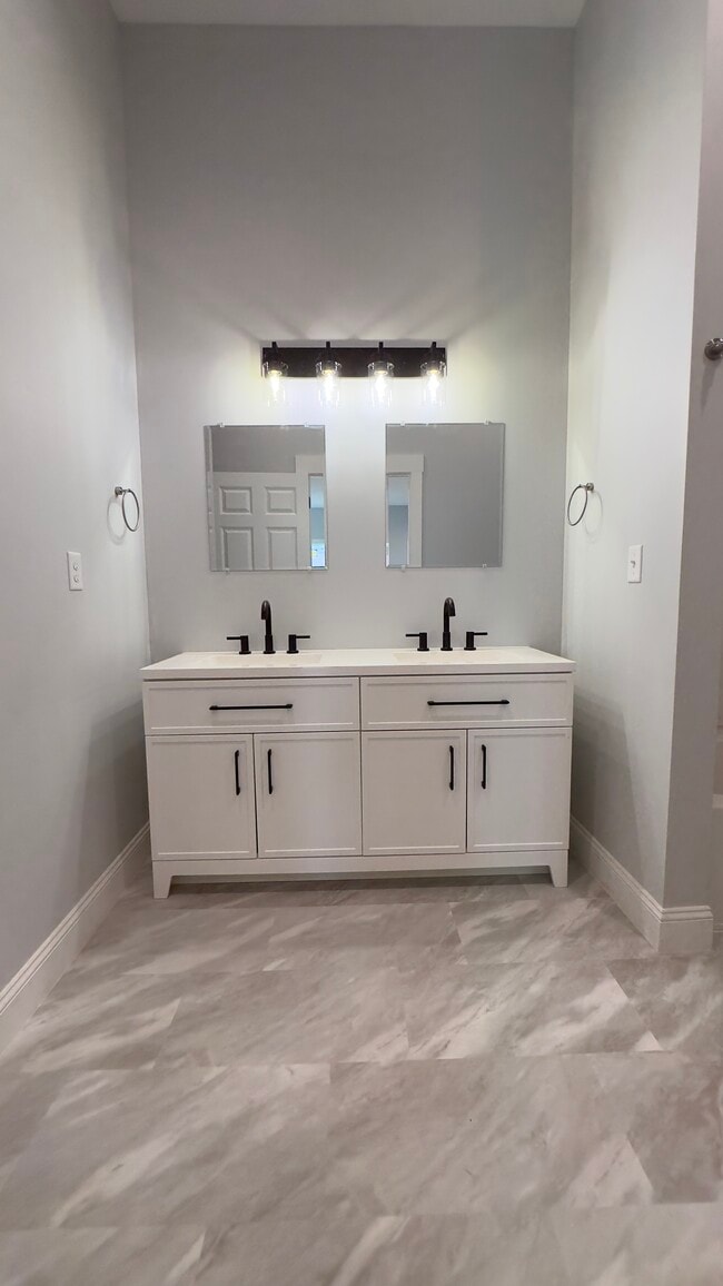 Building Photo - Downtown Rental Unit 202