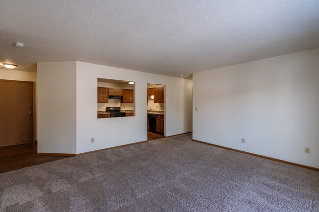 Fargo, ND Carlton Place Apartments | Living