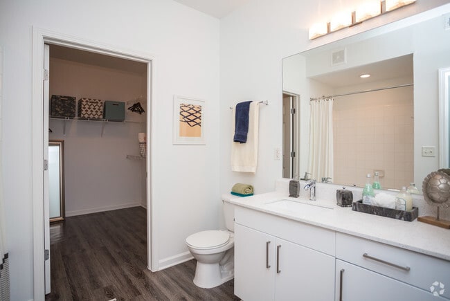 2BR, 2BA - 989 SF