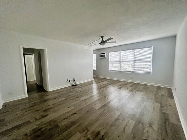 Updated 1 Bedroom 1 Bath Condo - Steps fro... - Updated 1 Bedroom 1 Bath Condo - Steps fro... Unidad 702H