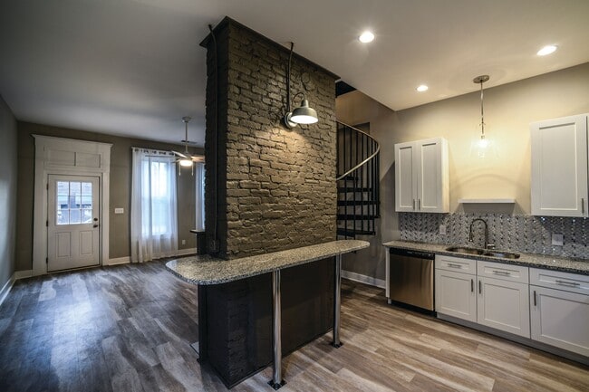 Photo - 625 Barret Ave