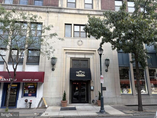 Building Photo - 1939 Chestnut St Unit 4C Rental