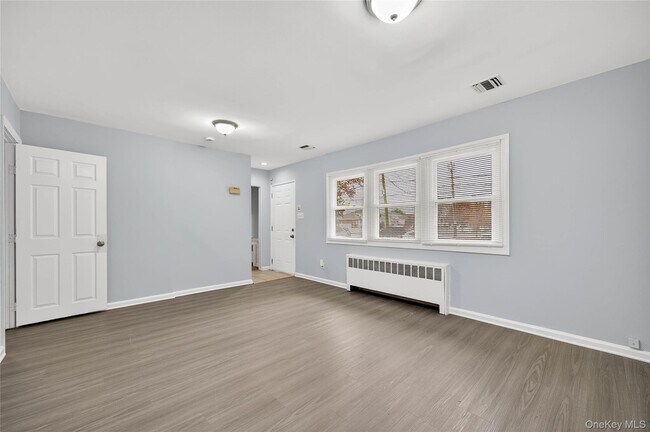 Photo - 552 Old Country Rd