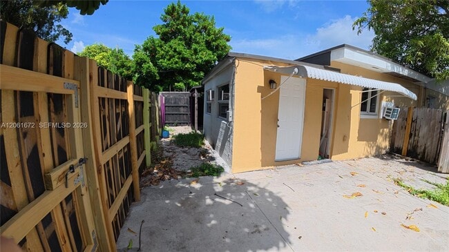 Building Photo - 5400 SW 36th St Unit 1