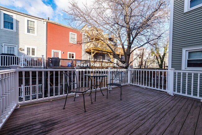 Building Photo - 474 E 7th St Unit 2