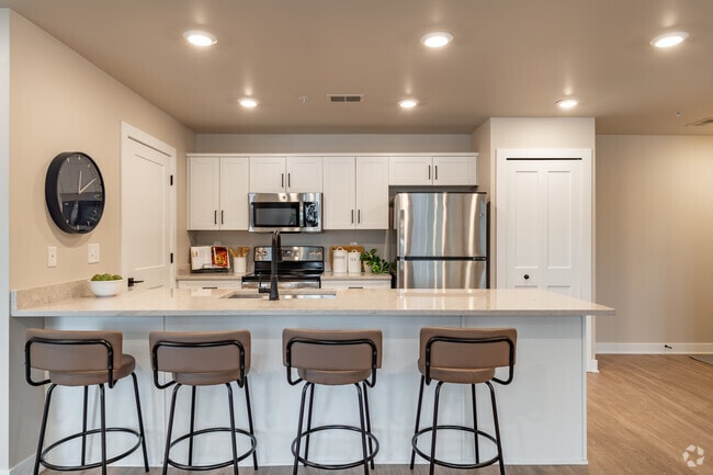 2BR, 2BA - 867 SF