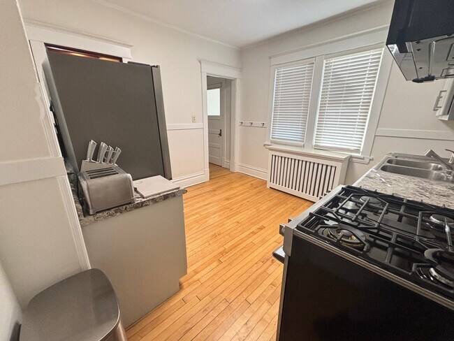 Photo - 748 University Ave W