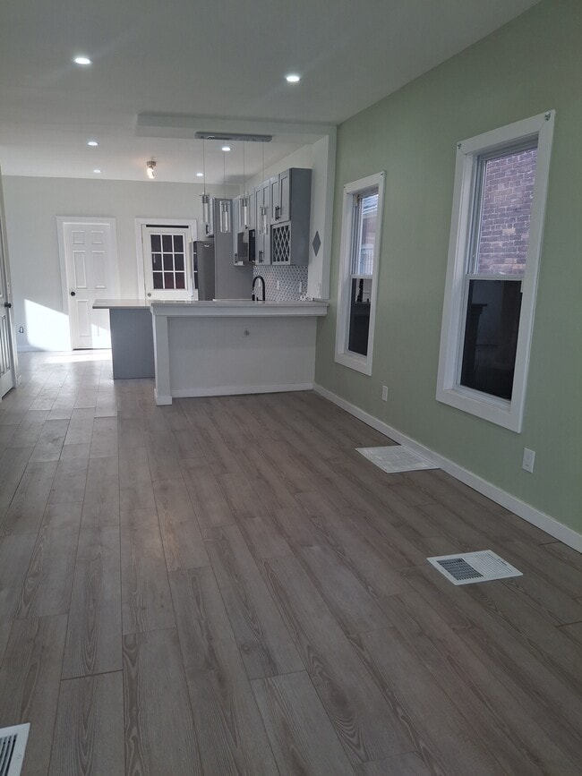 Building Photo - 400 Orange St